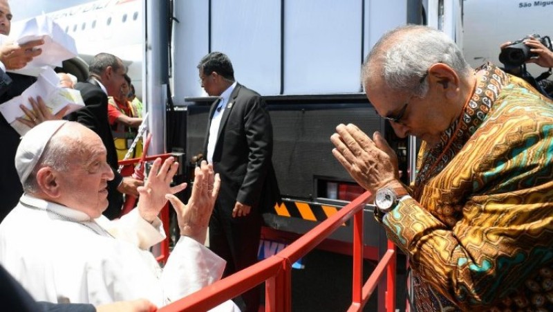 Tổng thống Đông Timor đón chào ĐTC Phanxicô tại sân bay thủ đô Dili, Đông Timor  (Vatican Media)