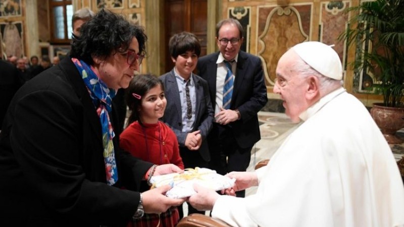 ĐTC Phanxicô và một gia đình tham dự cuộc gặp gỡ  (Vatican Media)