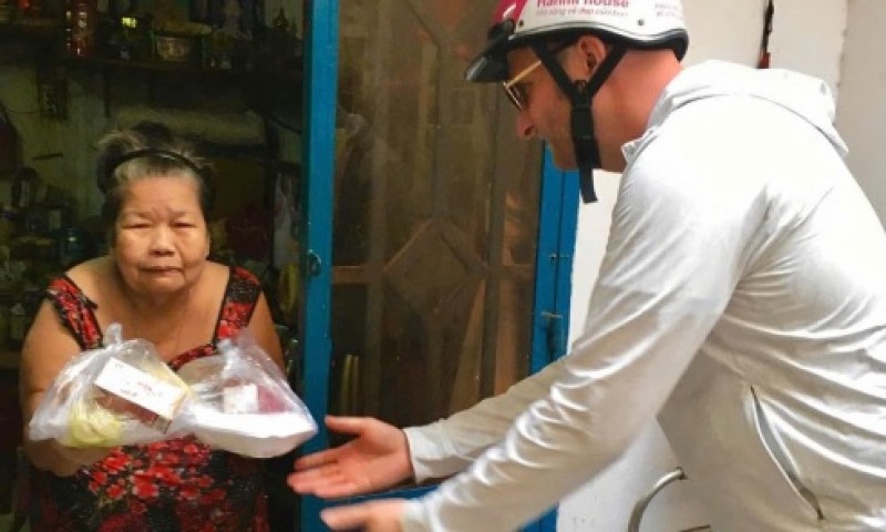 Bếp trao thức ăn đến tận nhà cho những cụ cao niên
