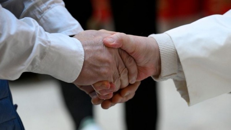 Đức Thánh Cha Phanxicô bắt tay một tù nhân tại nhà tù Rebibbia trong ngày ngài mờ Cửa Thánh tại nhà tù