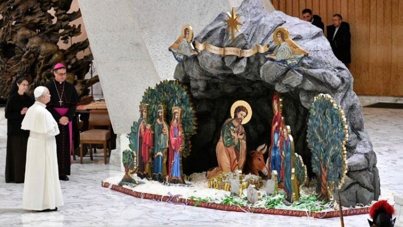 Đức Thánh Cha tiếp các phái đoàn tặng Hang đá và Cây thông Giáng Sinh tại Vatican