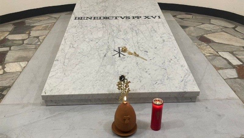 Mộ phần của Đức Giáo hoàng Biển Đức XVI, trong hầm mộ các Giáo hoàng ở Vatican.