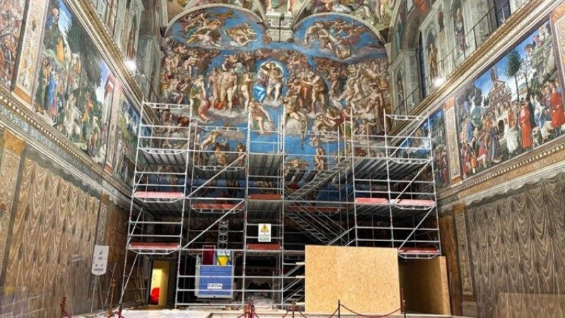 Giàn giáo được dựng để bảo trì bức bích họa "Cuộc Phán xét cuối cùng" của Michelangelo