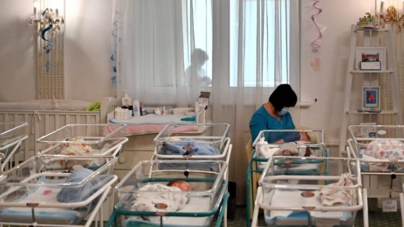 Các trẻ em con của các cha mẹ ngoại quốc được sinh bởi người mang thai hộ ở Ucraina bị kẹt lại do chiến tranh