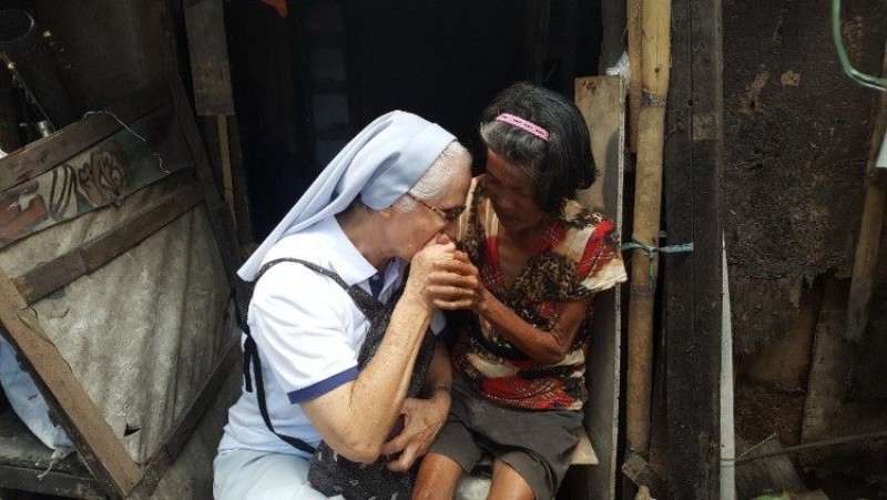 Sơ Lourdes thăm một phụ nữ bị ung thư