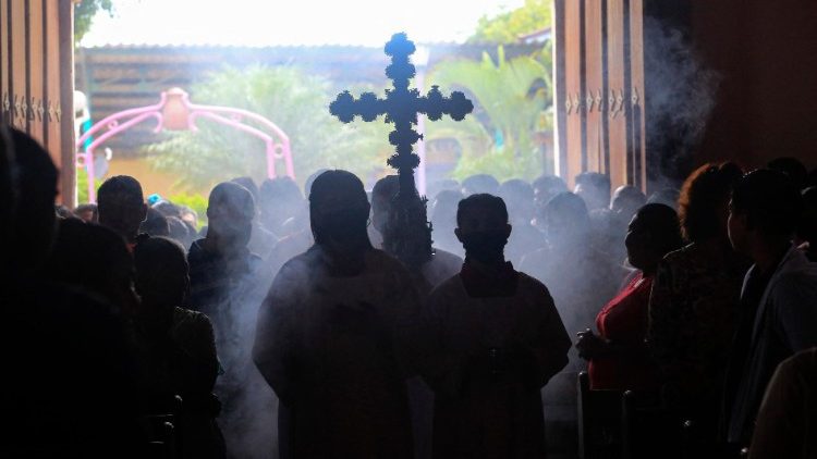 Các tín hữu tham dự Thánh lễ tại nhà thờ Thánh Gioan Tẩy Giả ở San Juan de Oriente, Nicaragua  (AFP or licensors)