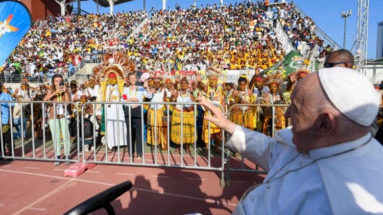 ĐTC Phanxicô đến sân vận đông Sir John Guise ở thủ đô Port Moresby của Papua New Guinea để dâng Thánh lễ  (Vatican Media)