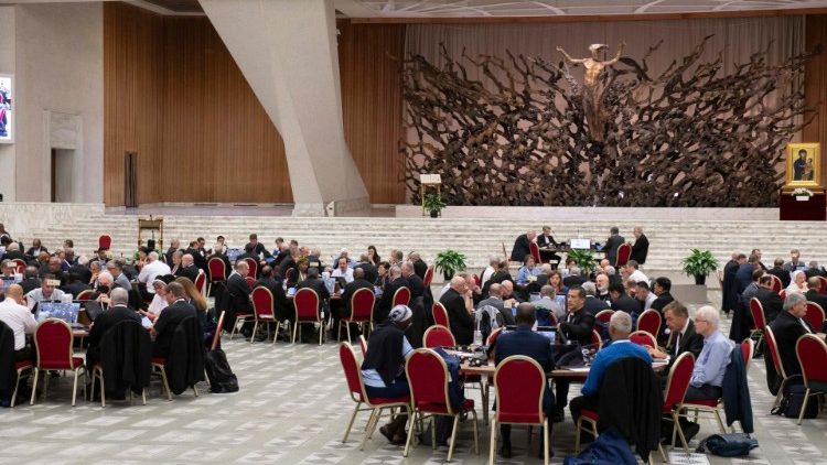 Các tham dự viên Thượng Hội đồng thảo luận theo nhóm nhỏ  (Vatican Media)