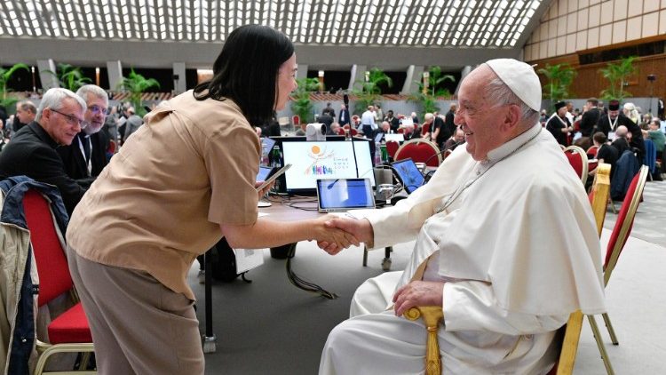 ĐTC Phanxicô và một nữ tham dự viên Đại hội Thượng Hội đồng  (Vatican Media)