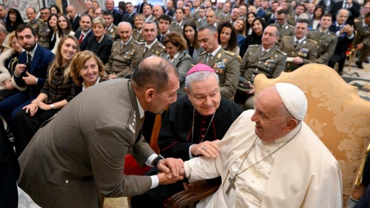 ĐTC Phanxicô gặp các thành viên Quân đoàn Vận tải và Vật liệu của Quân đội Ý  (VATICAN MEDIA Divisione Foto)