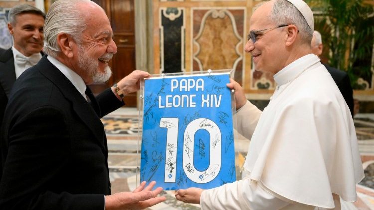Chủ tịch câu lạc bộ Napoli tặng Đức Thánh Cha Lêô chiếc áo có tên của ngài
