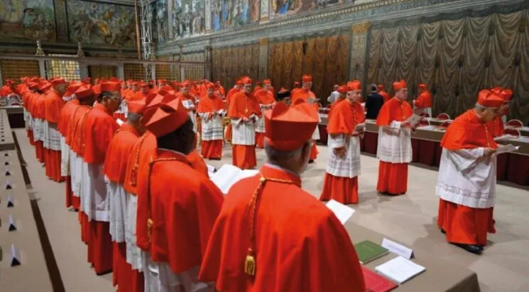 Các Hồng y trước khi bắt đầu mật nghị tại Nhà nguyện Sistine ở Vatican vào ngày 7 tháng 5 năm 2025. VATICAN MEDIA/HO / AFP