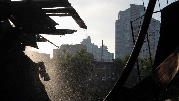 Một tòa nhà ở Kyiv bị bom của Nga làm hư hại