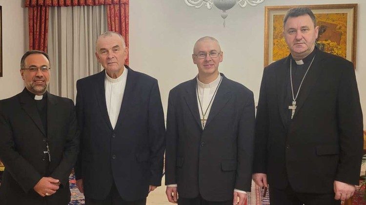 Hai linh mục Henryk Akalotovich và Andrzej Yuchniewicz (đứng giữa) được trả tự do, ngày 20.11.2025