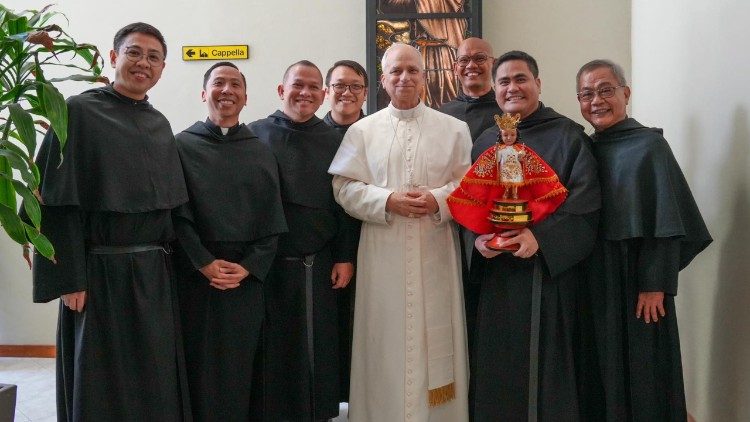 Đức Thánh Cha Lêô XIV cùng với các tu sĩ Augustinô người Philippines và tượng Santo Niño của Cebu