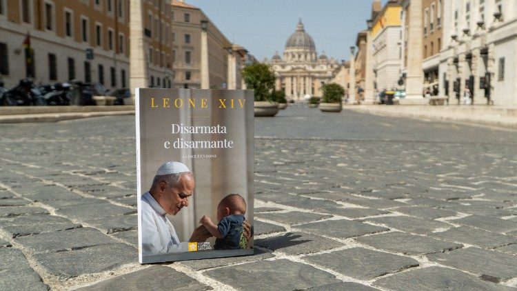 Bìa sách tiếng Ý “Disarmata e disarmante. La pace è un dono”